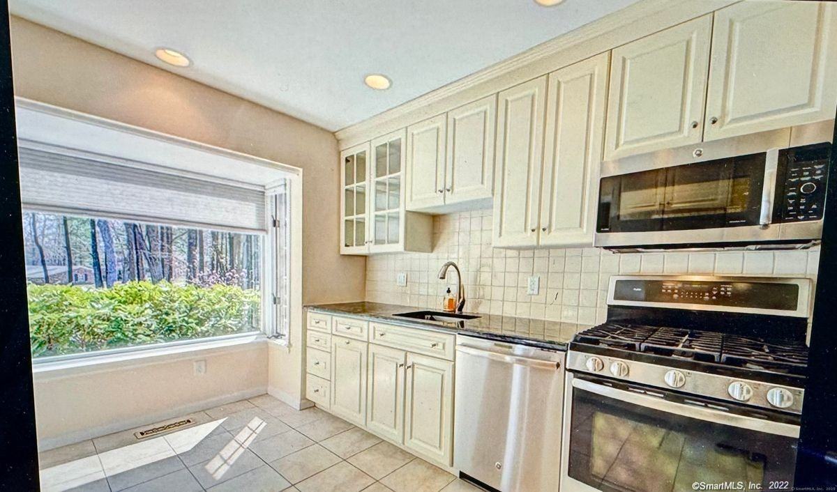 136 Tunxis Vlg - Photo 3 of 33