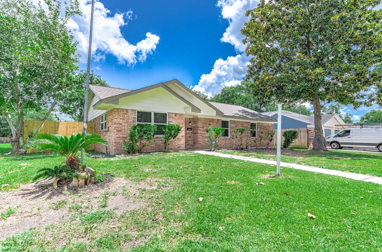 2105 Cedar St - Photo 2 of 28