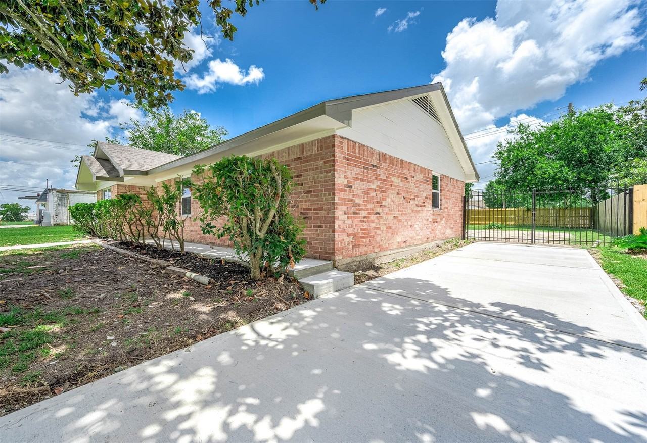 2105 Cedar St - Photo 4 of 28