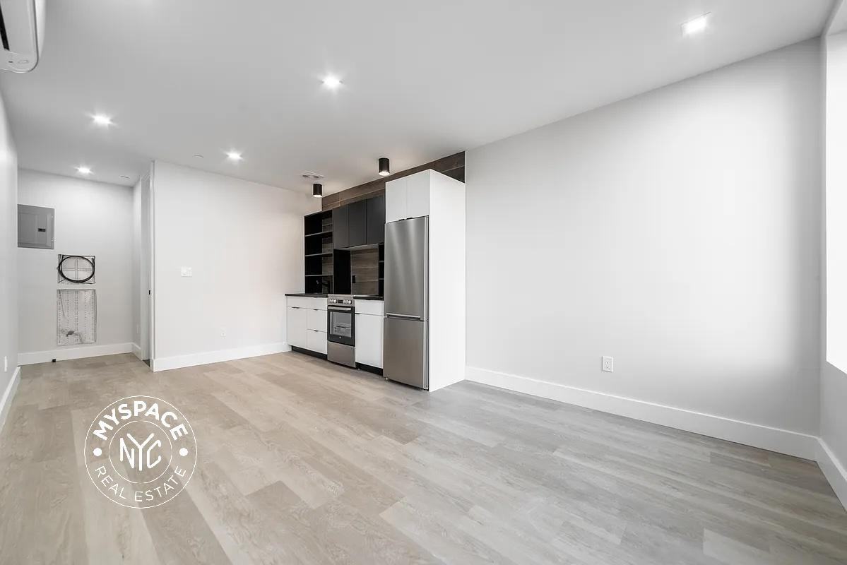 727 Dekalb Ave #4B - Photo 3 of 6