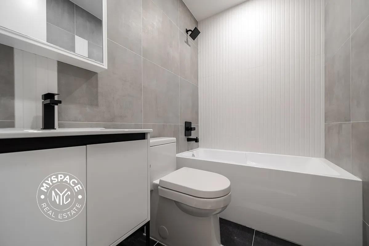 727 Dekalb Ave #4B - Photo 4 of 6