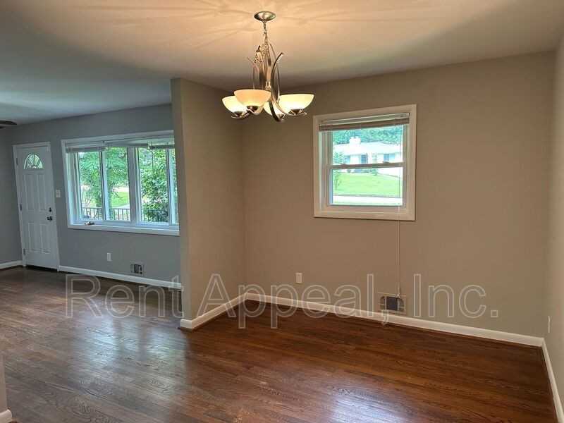 1914 La Mesa Ln - Photo 3 of 14