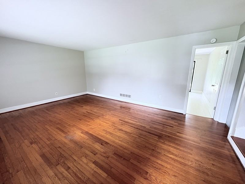 103 Clarendon Dr - Photo 3 of 15