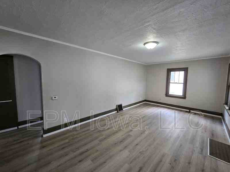 947 Newton St - Photo 2 of 19