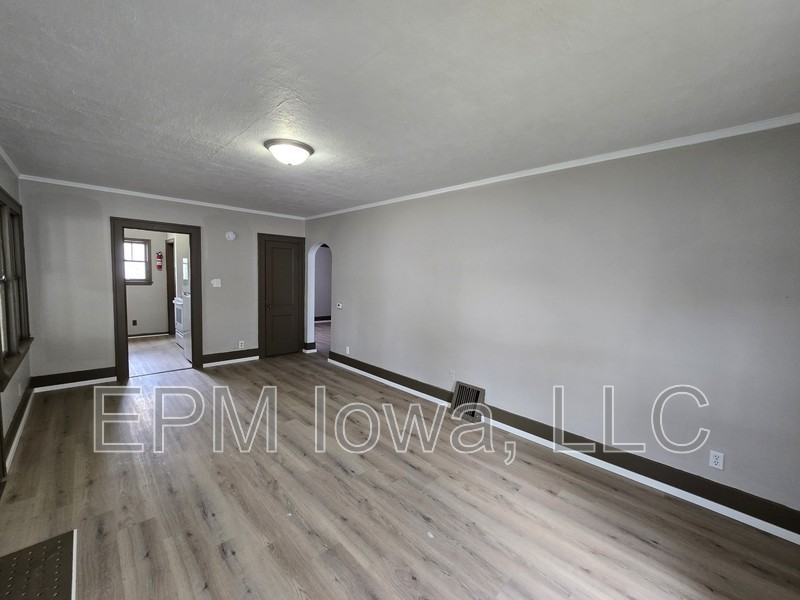 947 Newton St - Photo 3 of 19