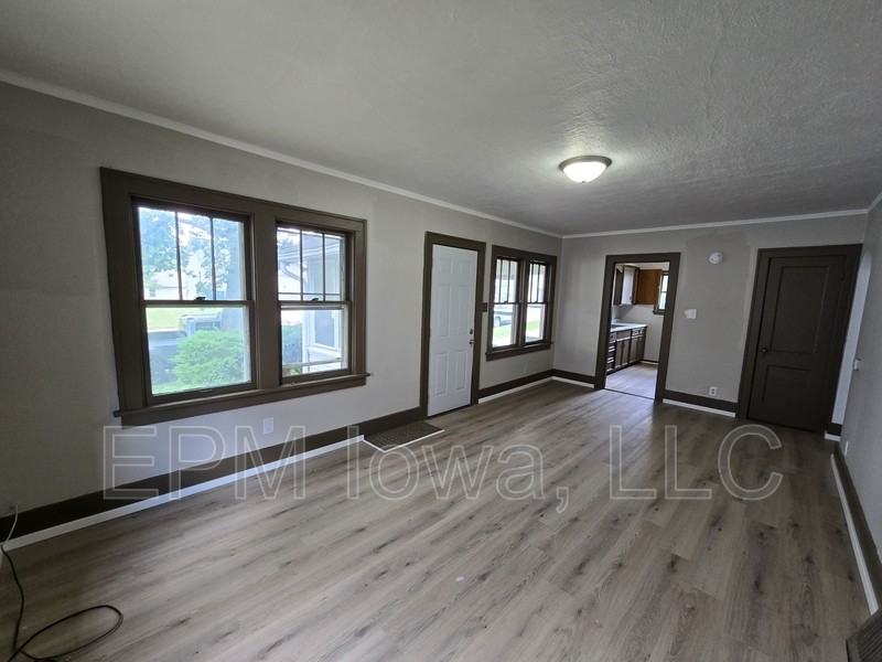947 Newton St - Photo 4 of 19