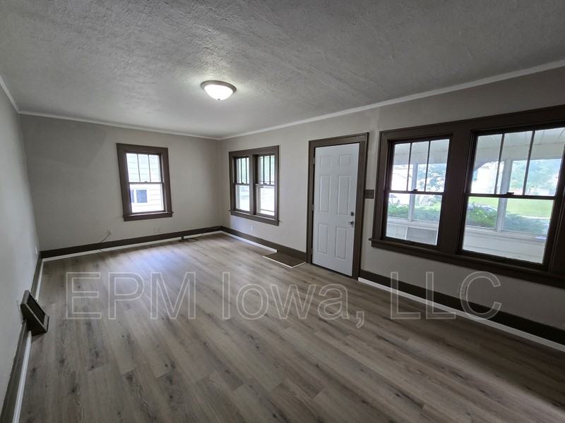 947 Newton St - Photo 5 of 19