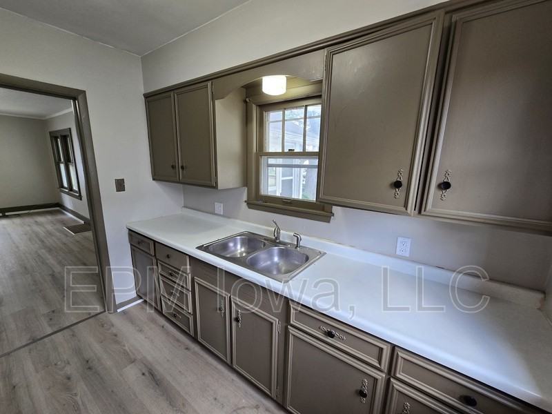 947 Newton St - Photo 7 of 19