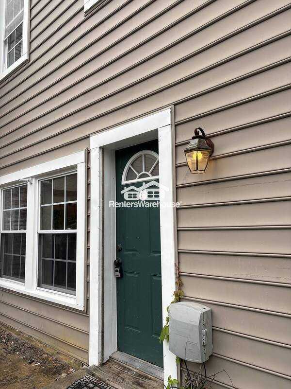 1011 Main St #B - Photo 3 of 10