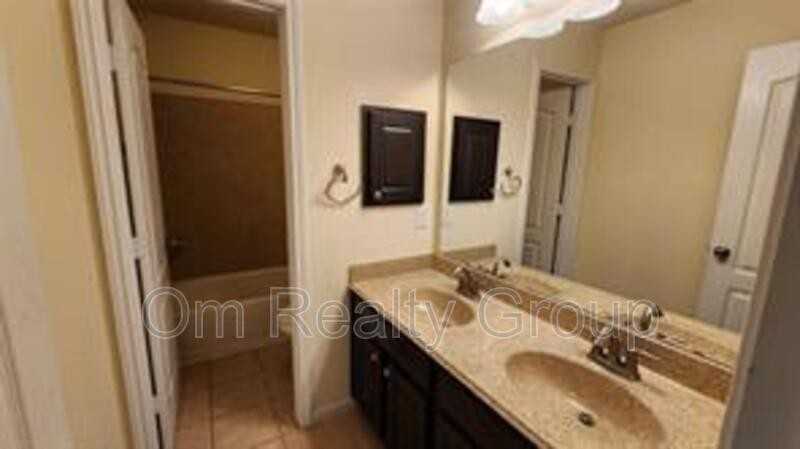 2318 Nashmor Dr - Photo 2 of 4