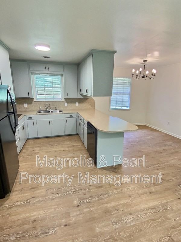 1406 Russell Ave - Photo 2 of 13