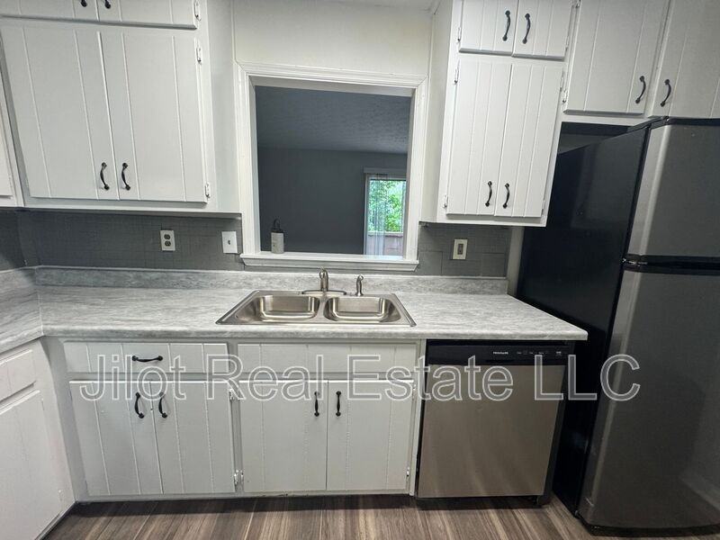 5794 Sheldon Ct - Photo 3 of 17