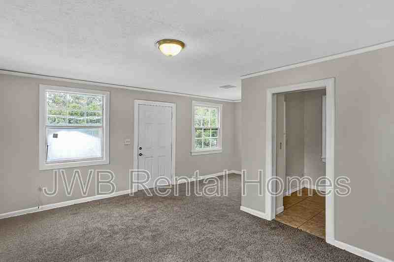 533 W 27th St - Photo 4 of 10