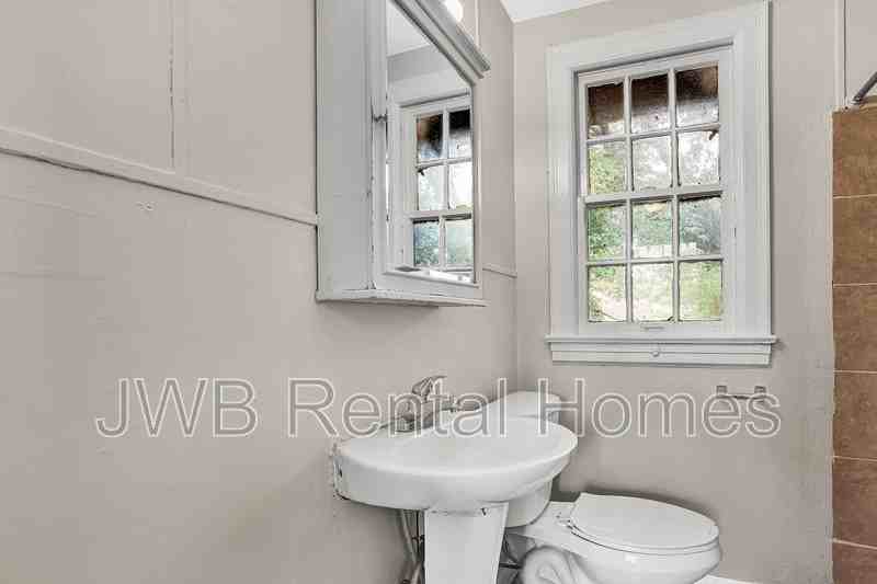 533 W 27th St - Photo 7 of 10