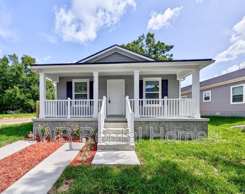 2127 Lewis St - Photo 2 of 15