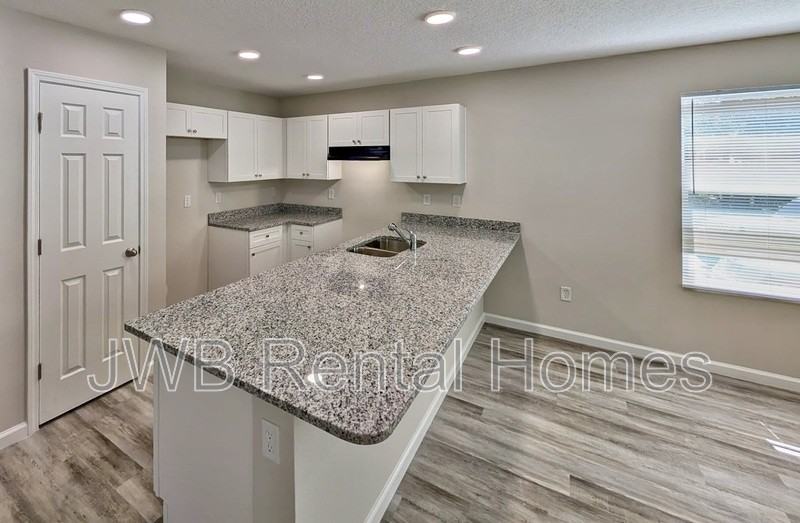 2127 Lewis St - Photo 3 of 15