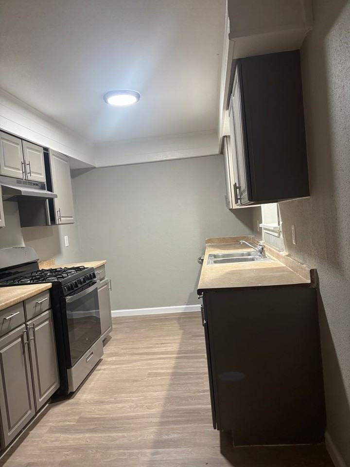 1121 Woodcrest Dr - Photo 2 of 17