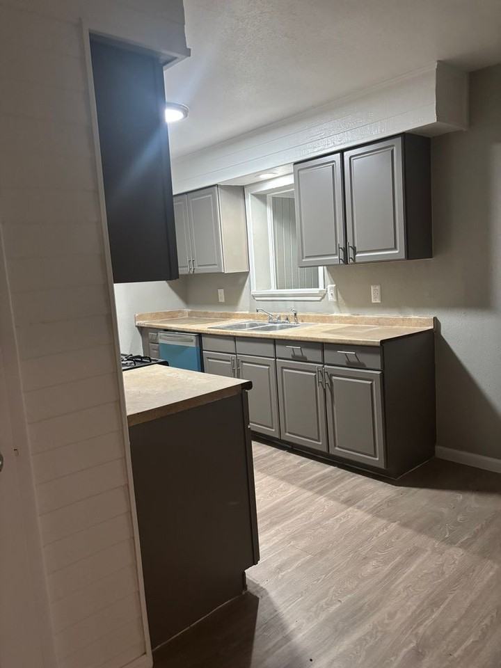 1121 Woodcrest Dr - Photo 3 of 17