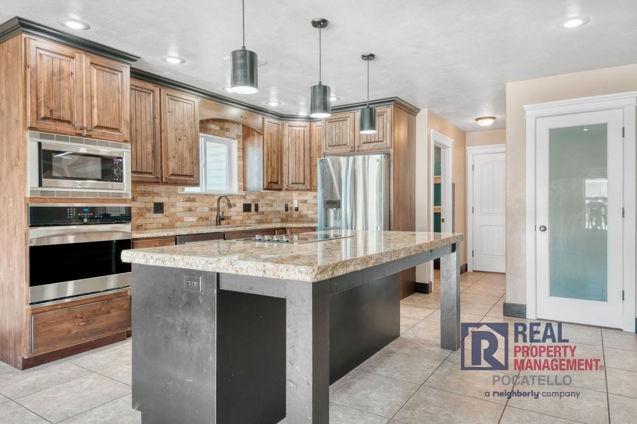 5215 Kymball Dr - Photo 4 of 37