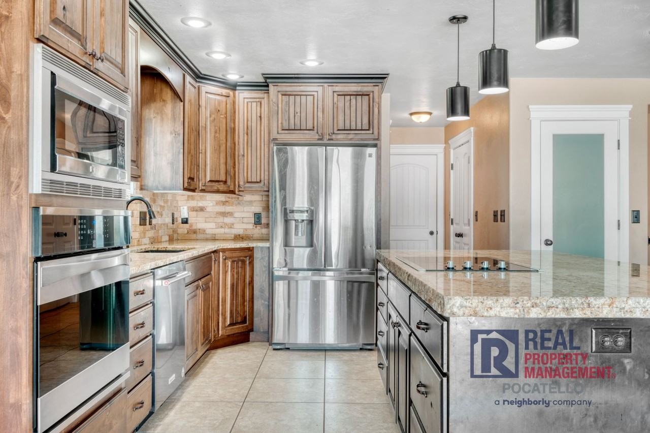 5215 Kymball Dr - Photo 5 of 37
