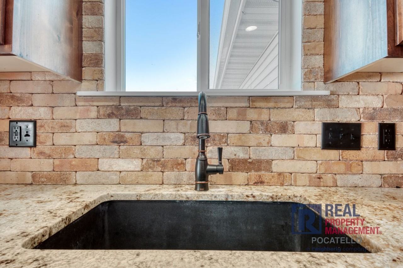 5215 Kymball Dr - Photo 6 of 37