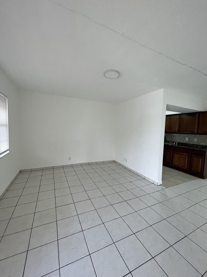 2500 NW 9th Avenue - Photo 4 of 28