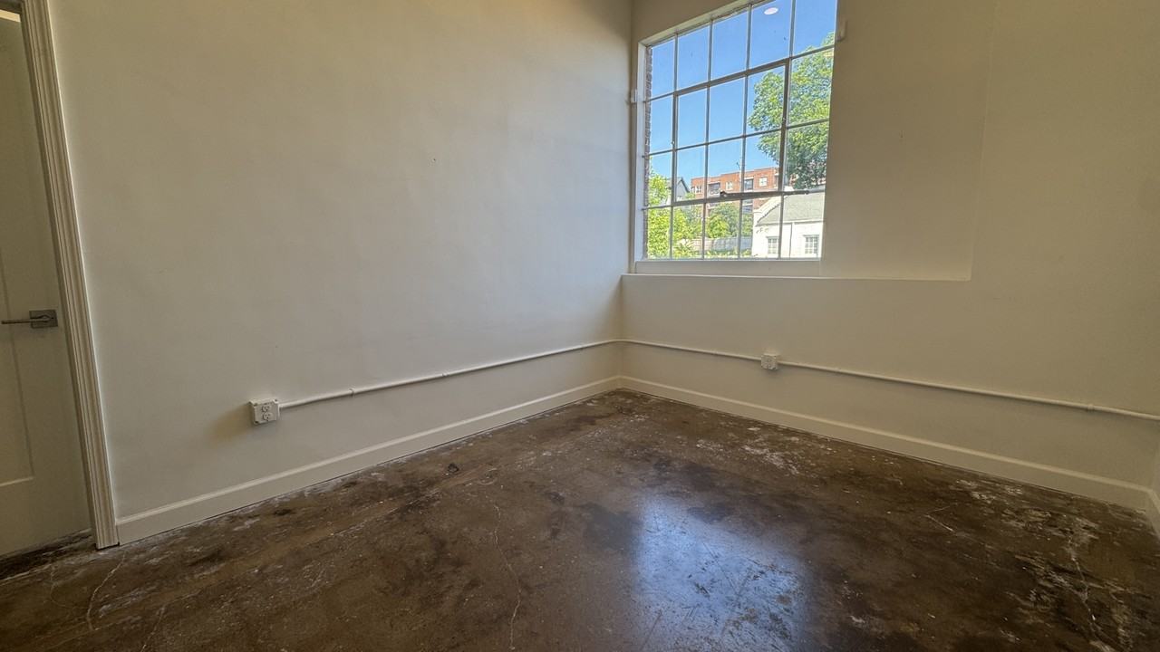 305 6th Street - Photo 5 of 47