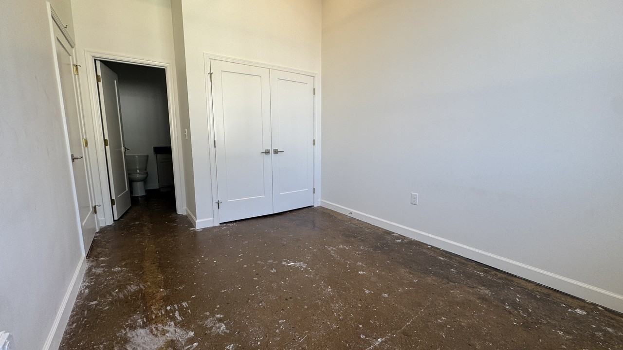 305 6th Street - Photo 6 of 47