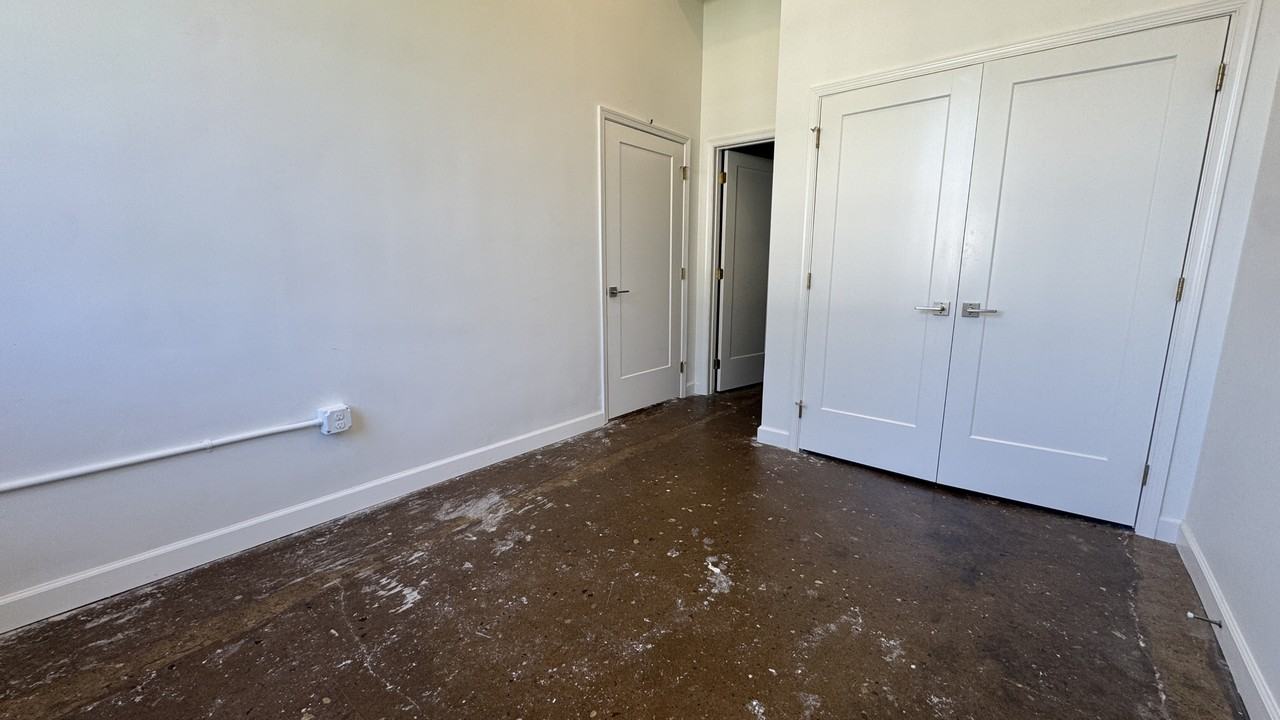 305 6th Street - Photo 7 of 47