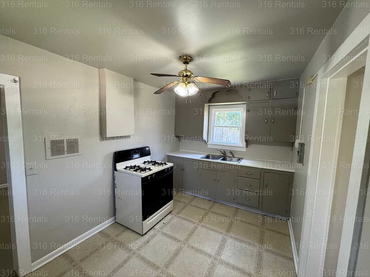 1015 E 5th St - Photo 2 of 6