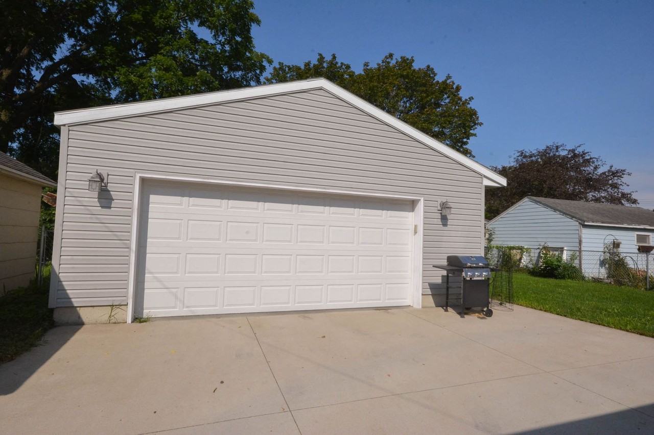 415 15th Ave Ne - Photo 2 of 15