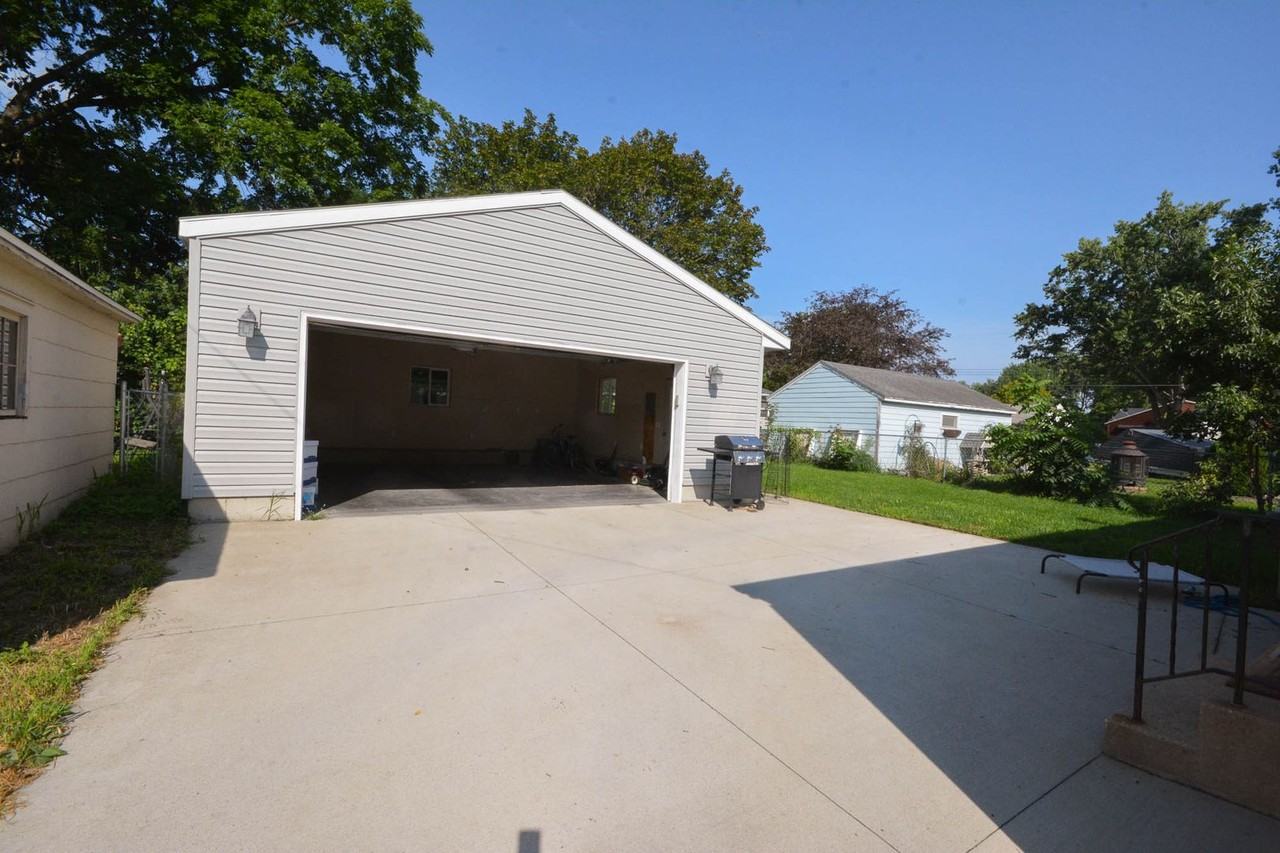 415 15th Ave Ne - Photo 3 of 15