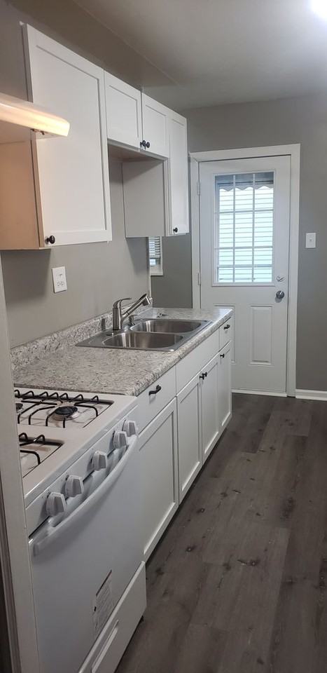 1032 Korby St - Photo 2 of 13