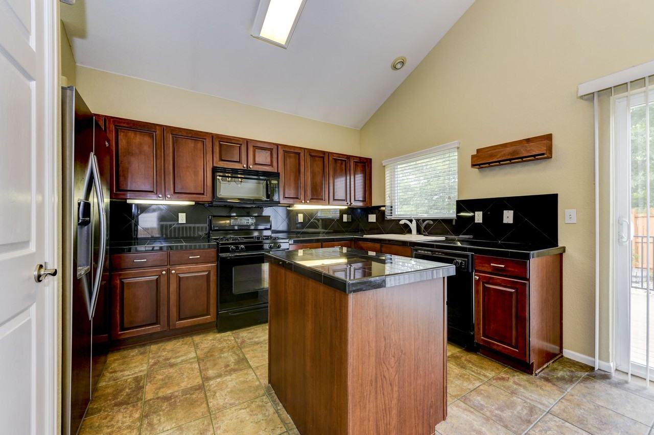 3898 Beasley Dr - Photo 4 of 46
