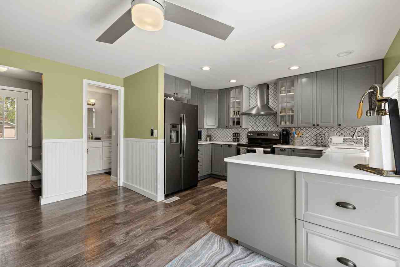 930 Henry St - Photo 3 of 18