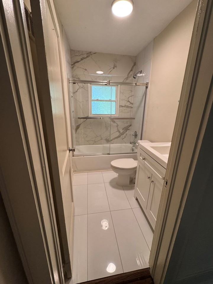 2328 E 7th St #B - Photo 4 of 5