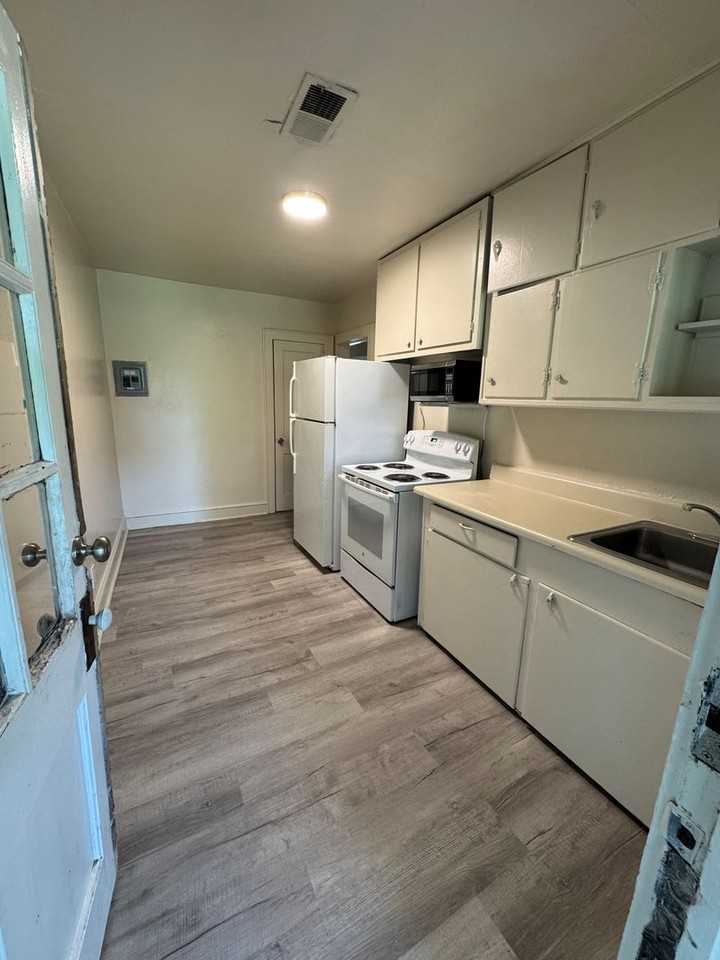 2328 E 7th St #B - Photo 5 of 5