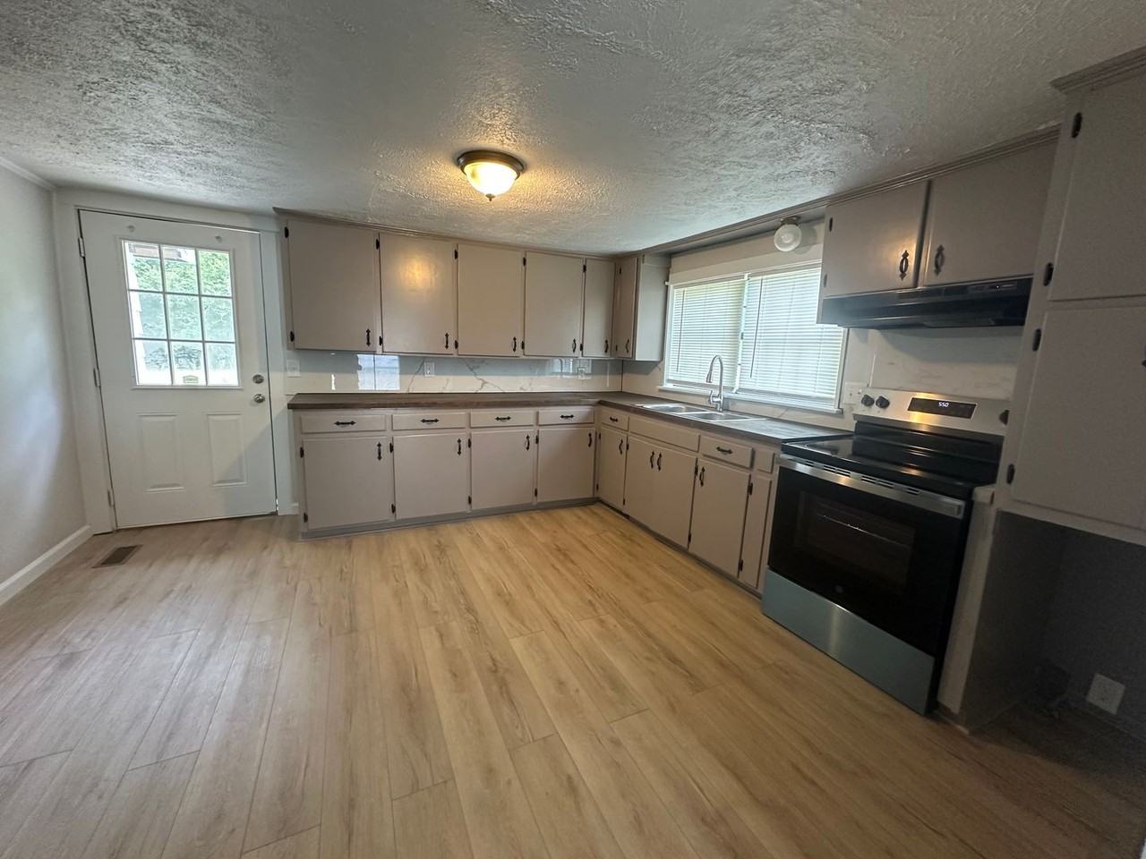 1014 N Phoenix Ave - Photo 3 of 11