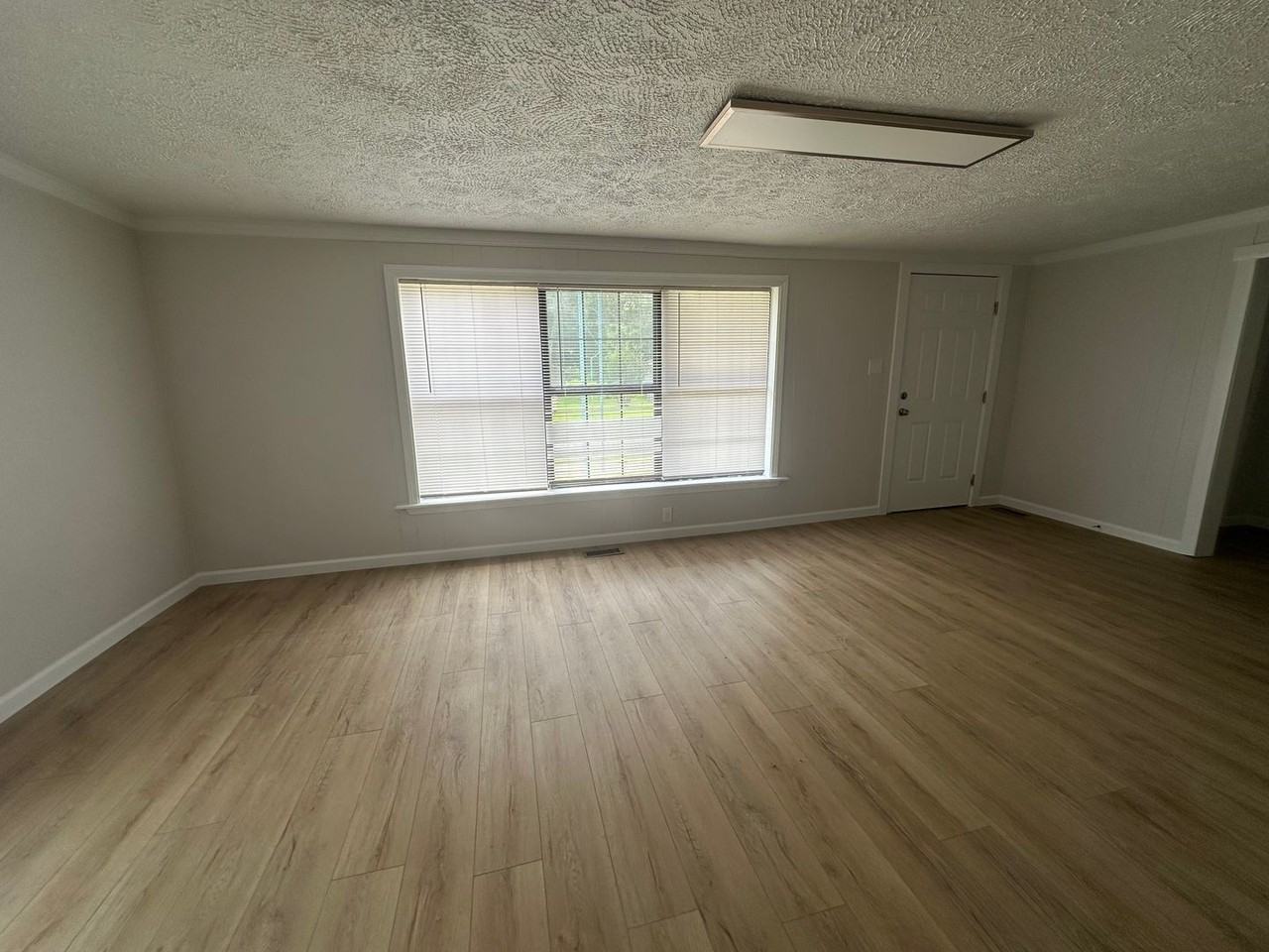 1014 N Phoenix Ave - Photo 5 of 11