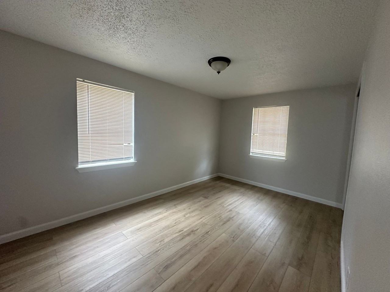 1014 N Phoenix Ave - Photo 6 of 11