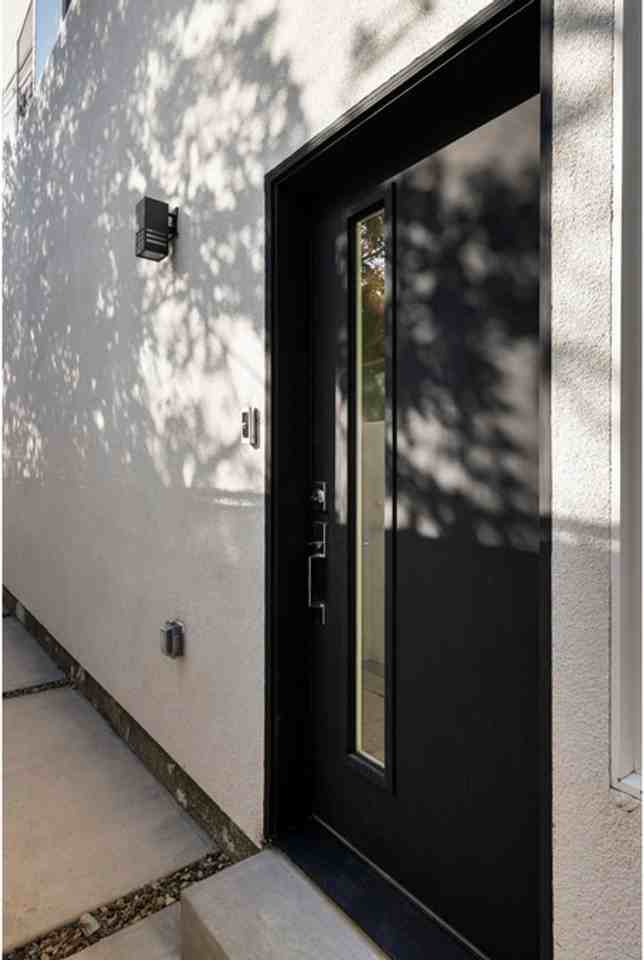 2490 - Photo 2 of 20