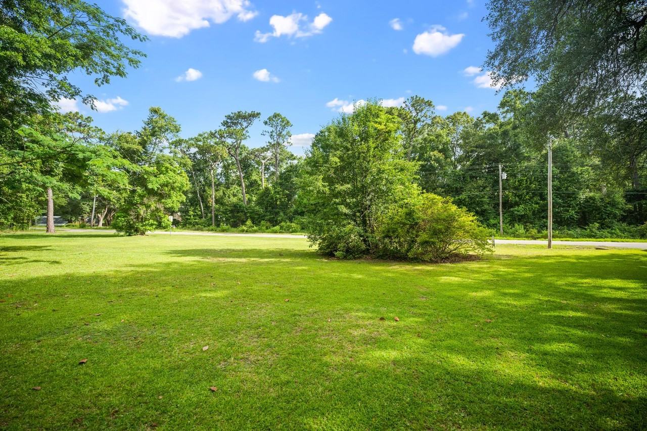 18050 Steele Dr - Photo 2 of 36