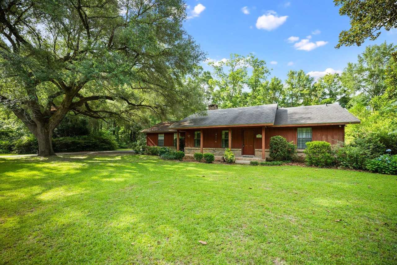 18050 Steele Dr - Photo 3 of 36