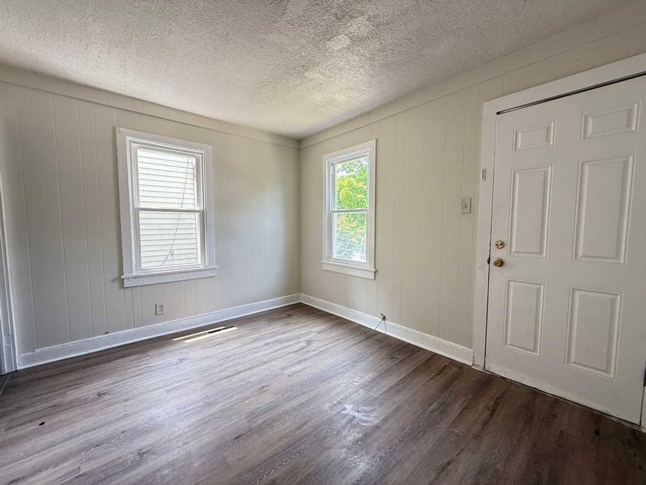 255 Bank St - Photo 3 of 15