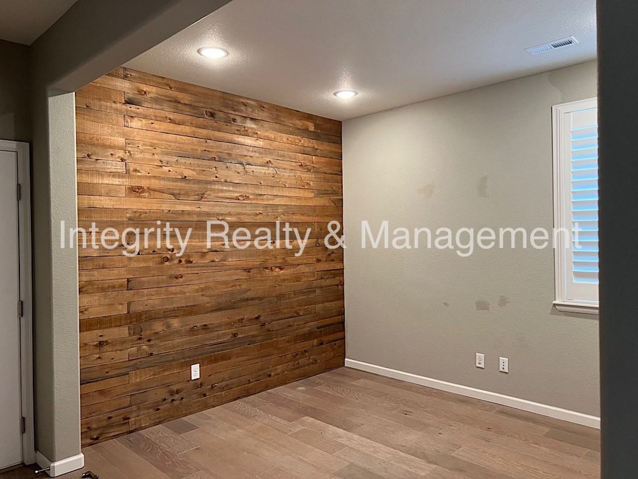 1612 Castle Creek Cir - Photo 3 of 18