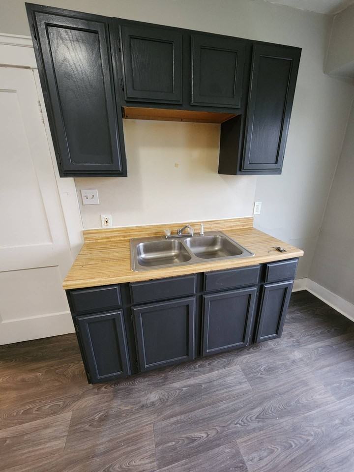 934 ALHAMBRA Road - Photo 2 of 13