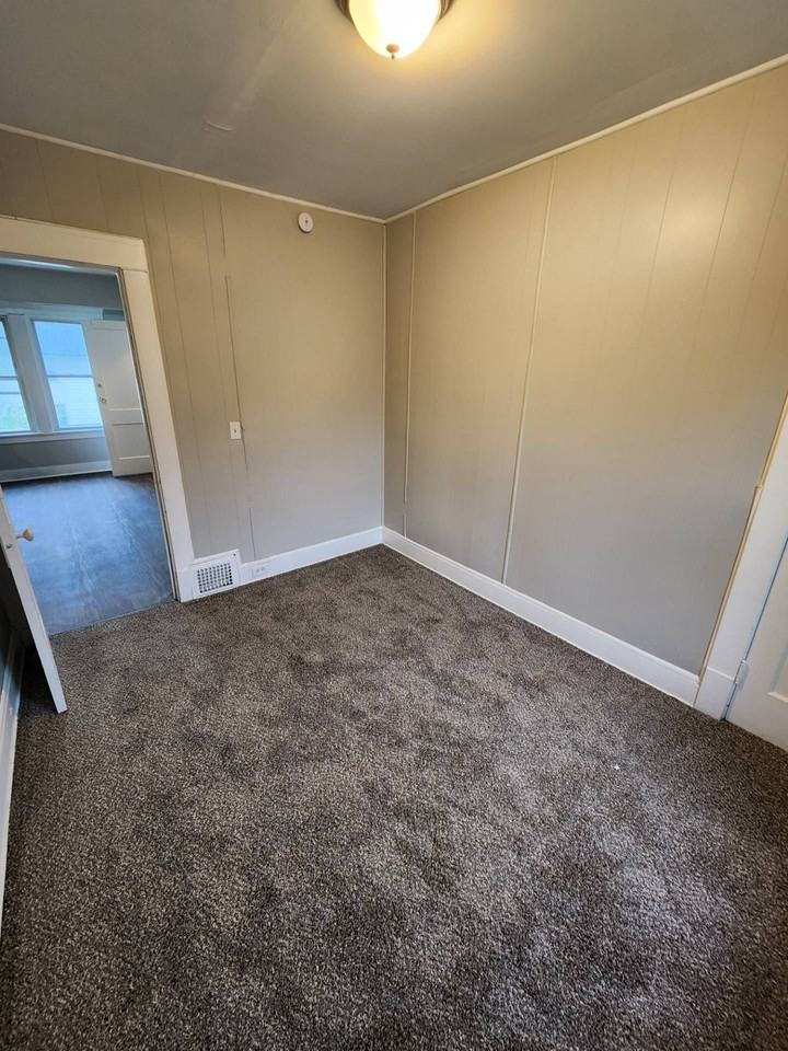 934 ALHAMBRA Road - Photo 5 of 13