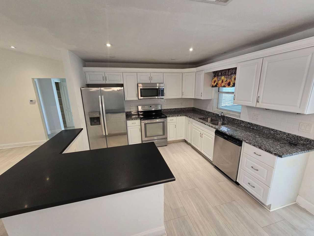 3027 Sw 23rd Ave - Photo 5 of 21