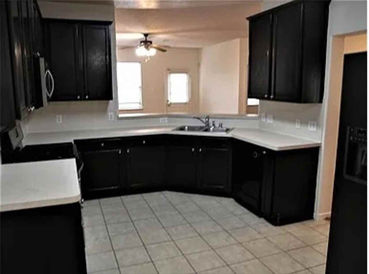 2926 Meadowglen Cv - Photo 2 of 13