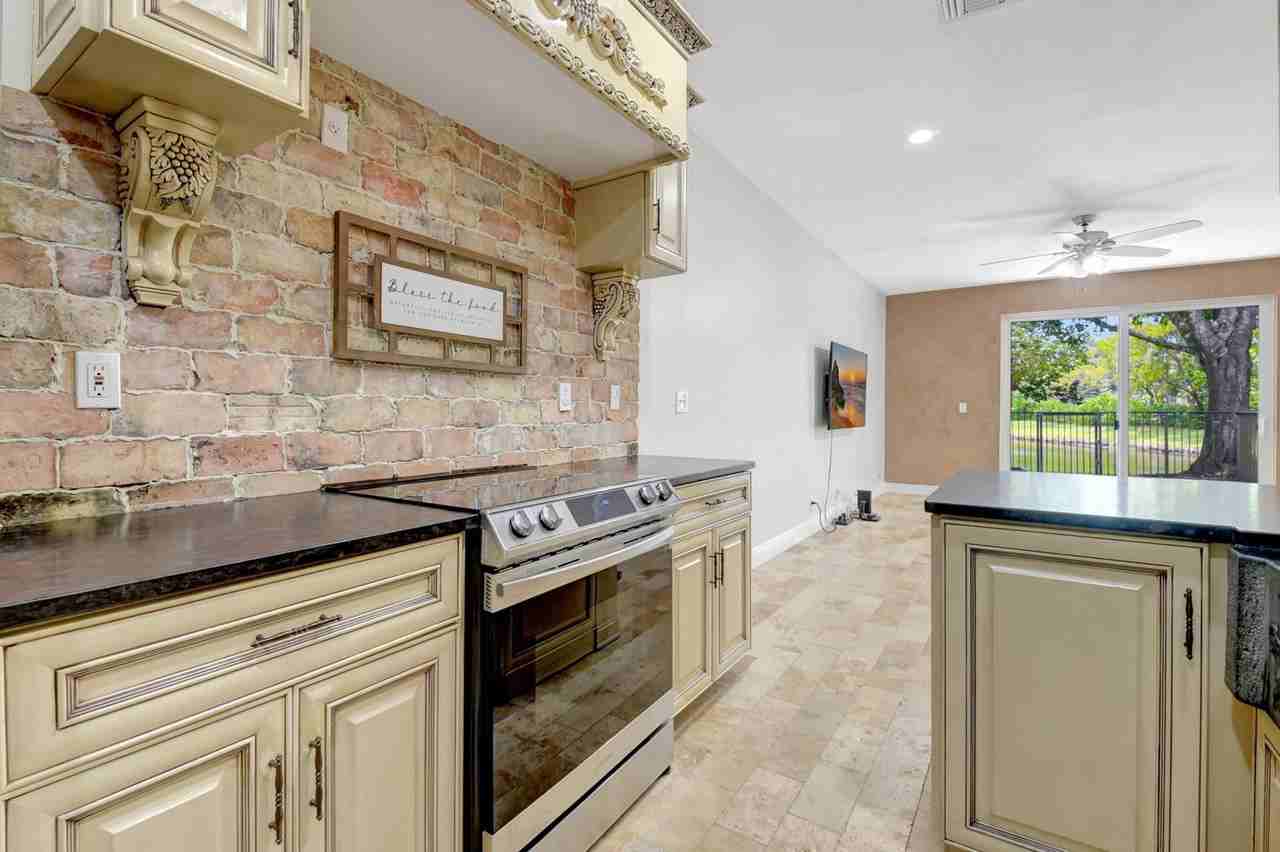 6306 Crescent Lake Way - Photo 4 of 47